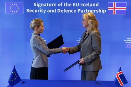 Þorgerður Katrín Gunnarsdóttir utanríkisráðherra og Kaja Kallas utanríkismálastjóri Evrópusambandsins handsala undirritun samstarfsyfirlýsingarinnar í Brussel þann 18. mars 2026