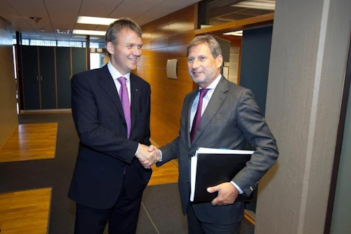 Stefán Haukur Jóhannesson, aðalsamningamaður Íslands í aðildarviðræðum Íslands og Evrópusambandsins, tekur í höndina á Johannes Hahn, stækkunarstjóra Evrópusambandsins. Mynd tekin í húsakynnum utanríkisráðuneytisins árið 2012.
