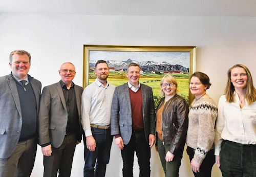 Frá vinstri: Stefán Broddi Guðjónsson, sveitarstjóri Borgarbyggðar, Skúli Þórðarson, sviðsstjóri á sviði efna, starfsleyfa og veiðistjórnunar, Ísak Sigurjón Bragason, teymisstjóri í teymi efnamála, Guðlaugur Þór Þórðarson, umhverfis, orku- og loftslagsráðherra, Sigrún Ágústsdóttir, forstjóri Umhverfisstofnunar, Þórhildur Kristinsdóttir, svæðissérfræðingur á Vesturlandi og Ásta Karen Helgadóttir, sérfræðingur í teymi losunarbókhalds. Þau Skúli, Ísak, Þórhildur og Ásta munu starfa á Hvanneyri.