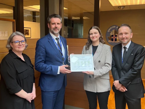 Hjördís Sveinsdóttir sérfræðingur hjá Umhverfisstofnun afhendir Martin Eyjólfssyni ráðuneytisstjóra viðurkenninguna. Með á myndinni eru Ingibjörg Jóna Garðarsdóttir stjórnarráðsfulltrúi og Jón Einar Sverrisson deildarstjóri á rekstrar- og þjónustuskrifstofu.