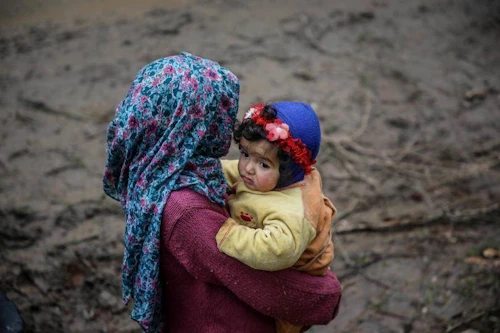 Ung stúlka með barn á flótta ásamt fjölskyldu þeirra í Idlib í upphafi mánaðar. Erfiðar veðuraðstæður gera ástandið í norðvesturhlutanum illt verra.© UNICEF/Akach