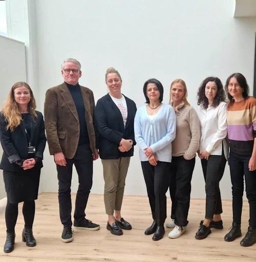 Tetyana Kudina, fyrir miðju, ásamt stjórnarmeðlimum og starfsfólki UN Women á Íslandi og úkraínskum samstarfskonum sínum.