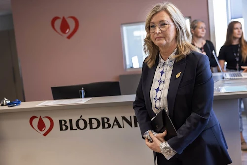 Alma D. Möller heilbrigðisráðherra við opnun blóðbankans í Kringlunni