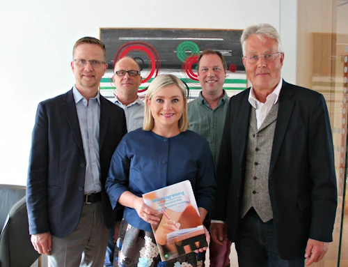 Sævar Kristinsson frá KPMG, Eyjólfur Eyjólfsson frá Nýsköpunarmiðstöð Íslands, Tryggvi Thayer frá Menntavísindasviði Háskóla Íslands og Karl Friðriksson frá NÍ og stjórnarformaður Framtíðarseturs Íslands ásamt mennta- og menningarmálaráðherra. 
