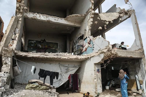 Frá Binish í Idlib-héraði í Sýrlandi. Sextán fjölskyldur á vergangi búa nú í rústum skólahúsnæðis í Binish.