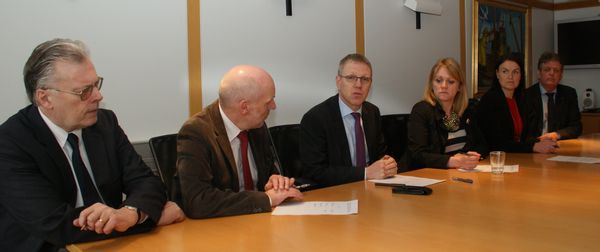 Frá undirritun viljayfirlýsingarinnar. Ögmundur Jónasson, Steingrímur J. Sigfússon, Gunnar Baldvinsson, Katrín Júlíusdóttir, Þórey S. Þórðardóttir og Guðbjartur Hannesson