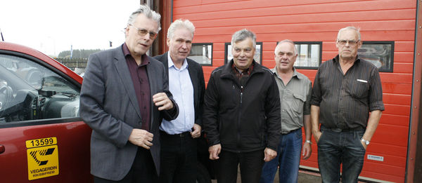 Innanríkisráðherra og vegamálastjóri með þremur starfsmönnum Vegagerðarinnar á Höfn. Innanríkisráðherra og vegamálastjóri með þremur starfsmönnum Vegagerðarinnar á Höfn.