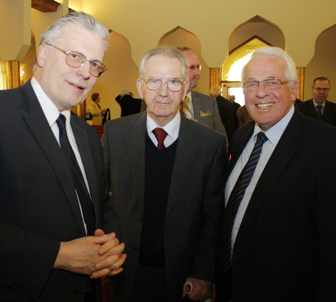 Ögmundur Jónasson innanríkisráðherra er hér með sr. Þóri Stephensen og sr. Bernharði Guðmundsssyni við setningu prestastefnu í dag.
