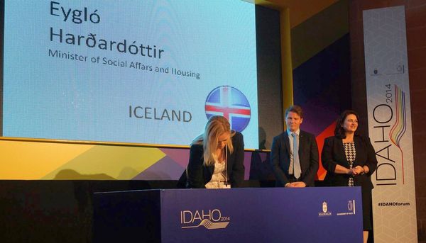 Ráðherra undirritar yfirlýsinguna Ráðherra undirritar yfirlýsinguna